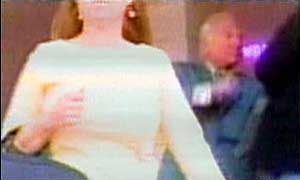 9 сентября 2002 года. Э.Олдрин наносит удар Б.Сибрелу. Кадр из видеозаписи. На переднем плане, видимо, приемная дочь Олдрина.