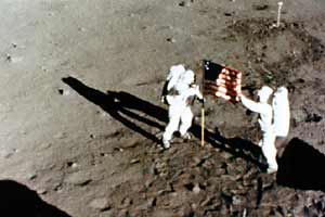 Астронавты Армстронг (слева) и Олдрин (справа) рядом с флагом. Кадр из кинофильма.