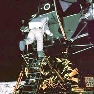 Фото NASA AS11-40-5866. Астронавт Эдвин Олдрин спускается на лунную поверхность.
