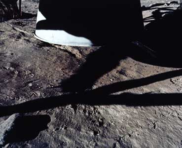 Фото NASA AS11-40-5921: лунная поверхность под двигателем посадочной ступени