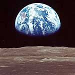 Фото NASA AS11-44-6550 (фрагмент). Земля над лунным горизонтом. Вид с окололунной орбиты.