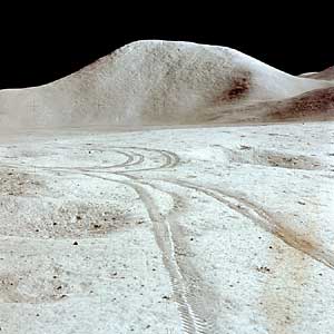 Фото NASA AS15-87-11835. Следы "луномобиля" на фоне горы Хэдли.