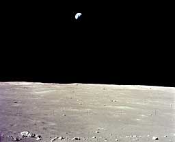 Фото NASA AS17-137-20957. Земля в лунном небе.