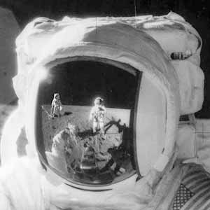 В стекле шлема отражаются сразу два астронавта!