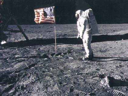 Фото NASA AS11-40-5875. Астронавт Эдвин Олдрин рядом с флагом. Фотография из "Microsoft Encarta Encyclopedia".