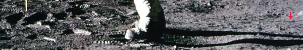 Фото NASA AS11-40-5875 (фрагмент). Тени от астронавта и флага.