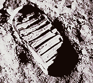 Фото NASA AS11-40-5878. След в лунной пыли. Нажмите, чтобы увеличить.