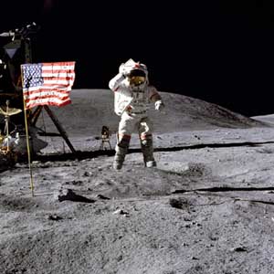 Фото NASA AS16-113-18339 (фрагмент). Астронавт Джон Янг отдает честь флагу.